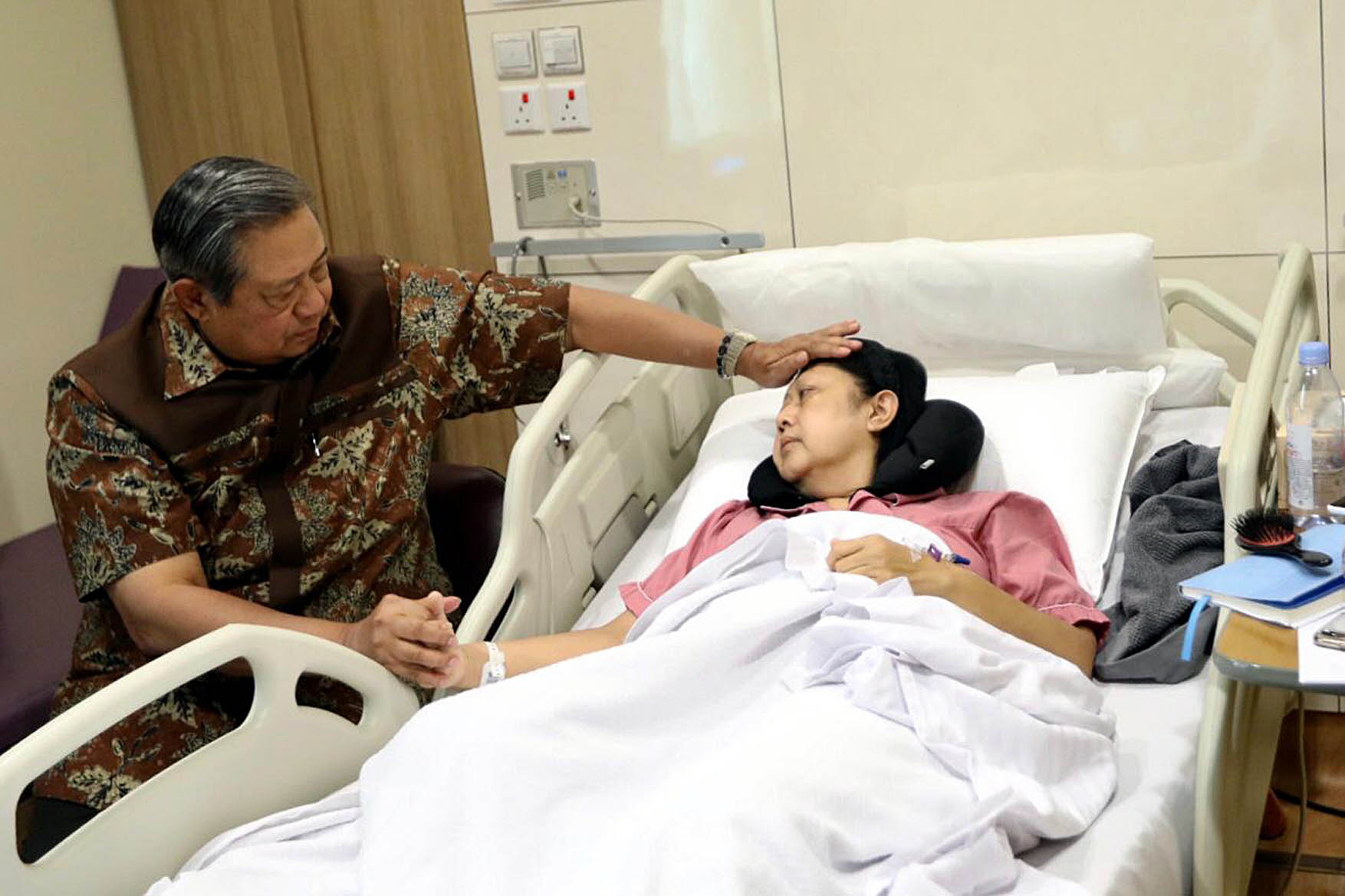sambil-usap-kening-sby-temani-bu-ani-jalani-perawatan_20190213_180318.jpg