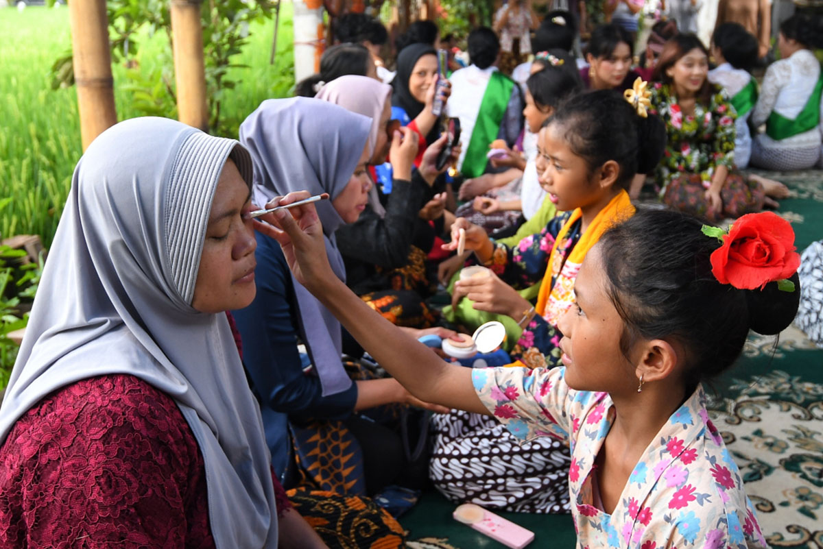 sambut-hari-ibu-di-kampung-budaya-polowijen_20231216_204632.jpg