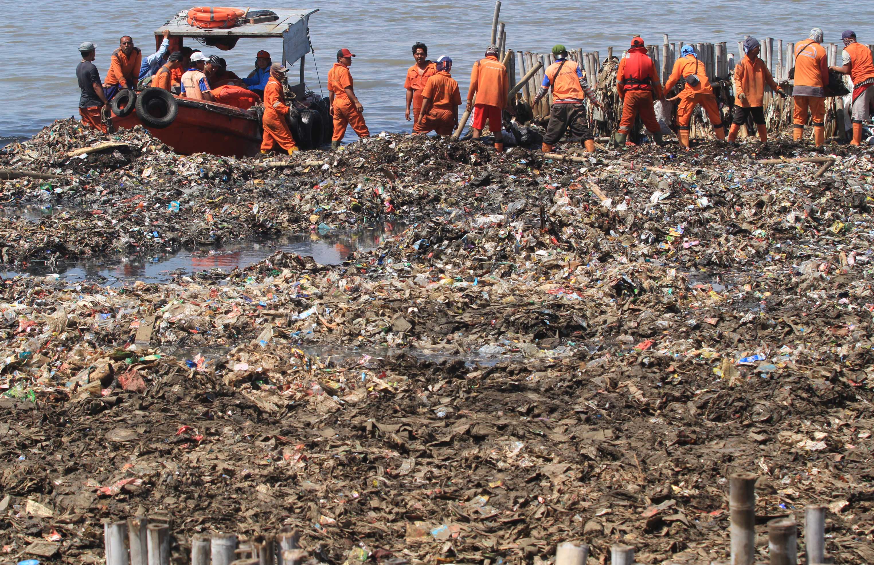 sampah-menumpuk-di-muara-angke_20180319_191554.jpg