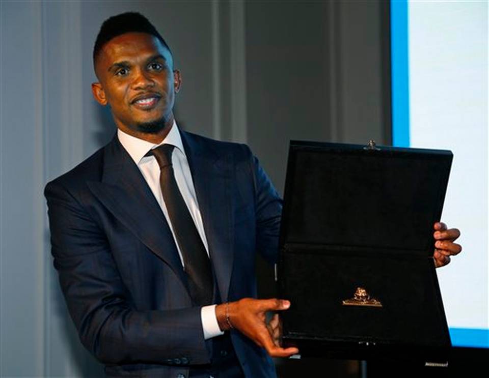 samuel-eto-o-medali_20150310_094300.jpg
