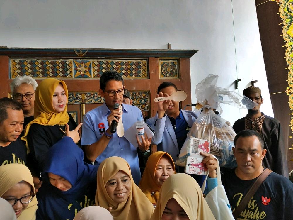 sandiaga-uno-dapat-centong.jpg