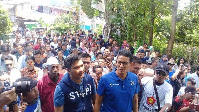 sandiaga-uno-kunjungi-korban-banjir-di-makassar.jpg