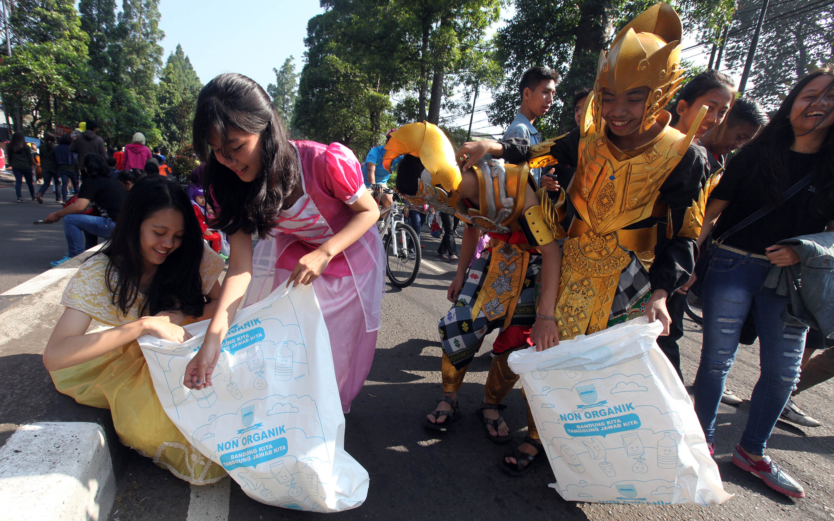 sanggar-badalohor-kreasi-indonesia-ajak-peduli-sampah_20150222_205503.jpg
