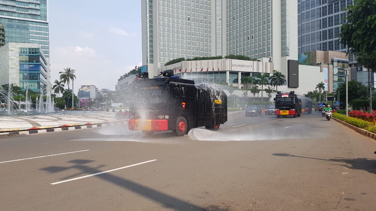 satbrimob-pmj-lakukan-penyemprotan-disinfektan-cegah-covid-19_20200918_143829.jpg