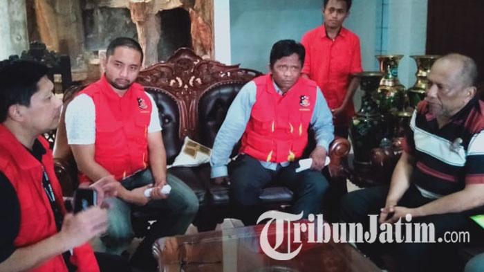 satgas-anti-mafia-bola-saat-berada-di-rumah-mantan-exco-pssi-di-surabaya.jpg