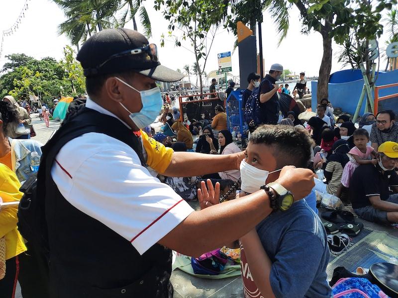 satgas-memasangkan-masker-kepada-anak-kecil-nih3.jpg