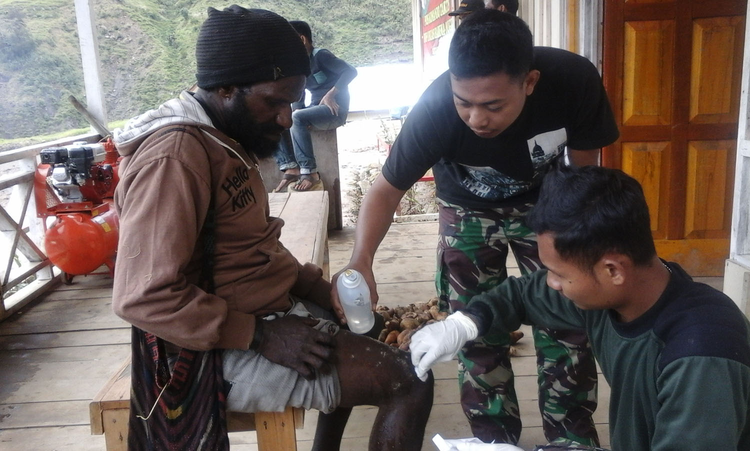 satgas-yonif-raider-509kostrad-adakan-pengobatan-gratis-di-papu_20160616_164756.jpg