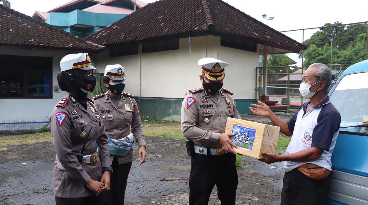 satlantas-polresta-denpasar-bagi-sembako-sopir-angkot_20210211_160530.jpg