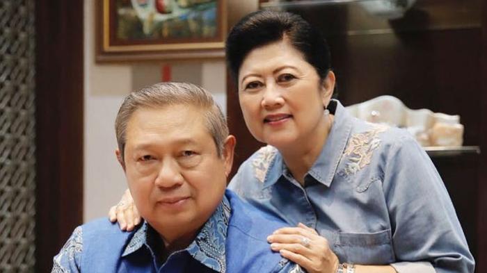 sby-dan-ani-yudhoyono-pakai-baju-kembar.jpg