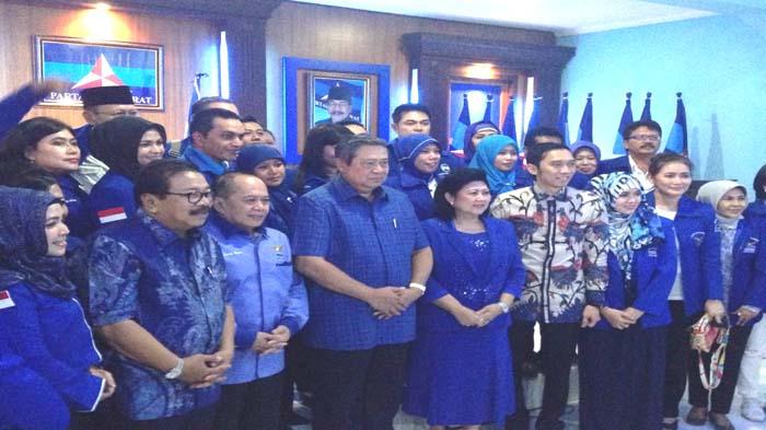 sby-dan-pengurus-demokrat-1_20150208_222019.jpg