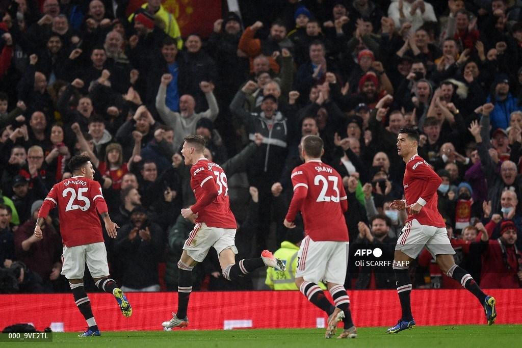 scott-mctominay-kedua-dari-kiri-merayakan-di-depan-pendukung.jpg