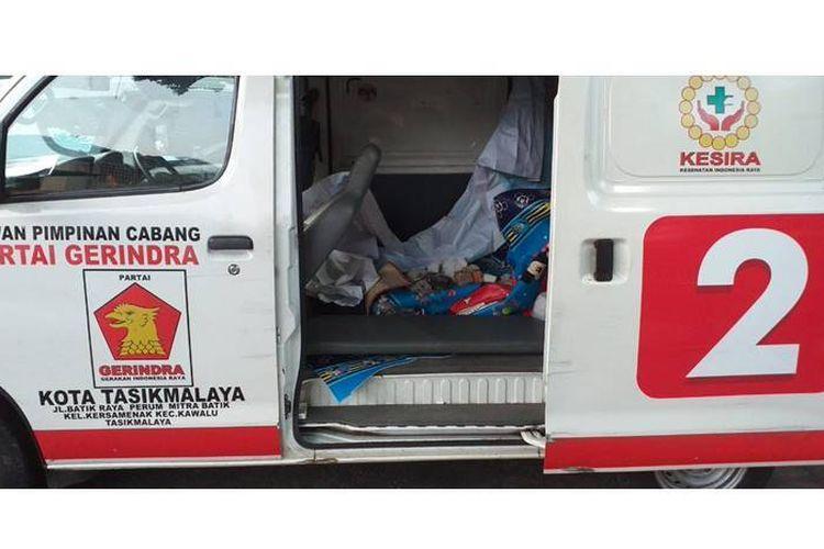 sebuah-ambulans-berstike.jpg