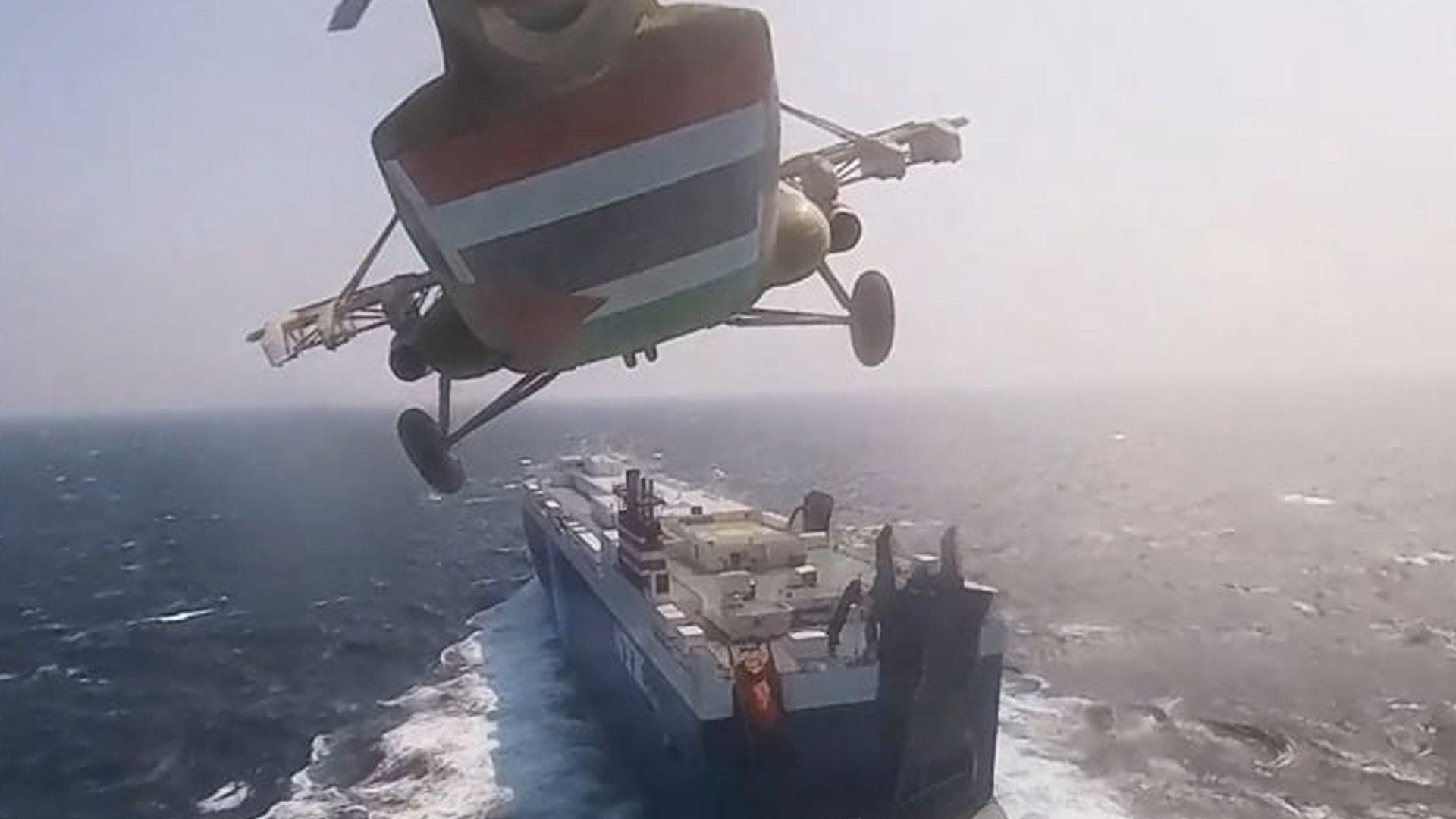 sebuah-kapal-kargo-israel-diserang-oleh-houthi.jpg