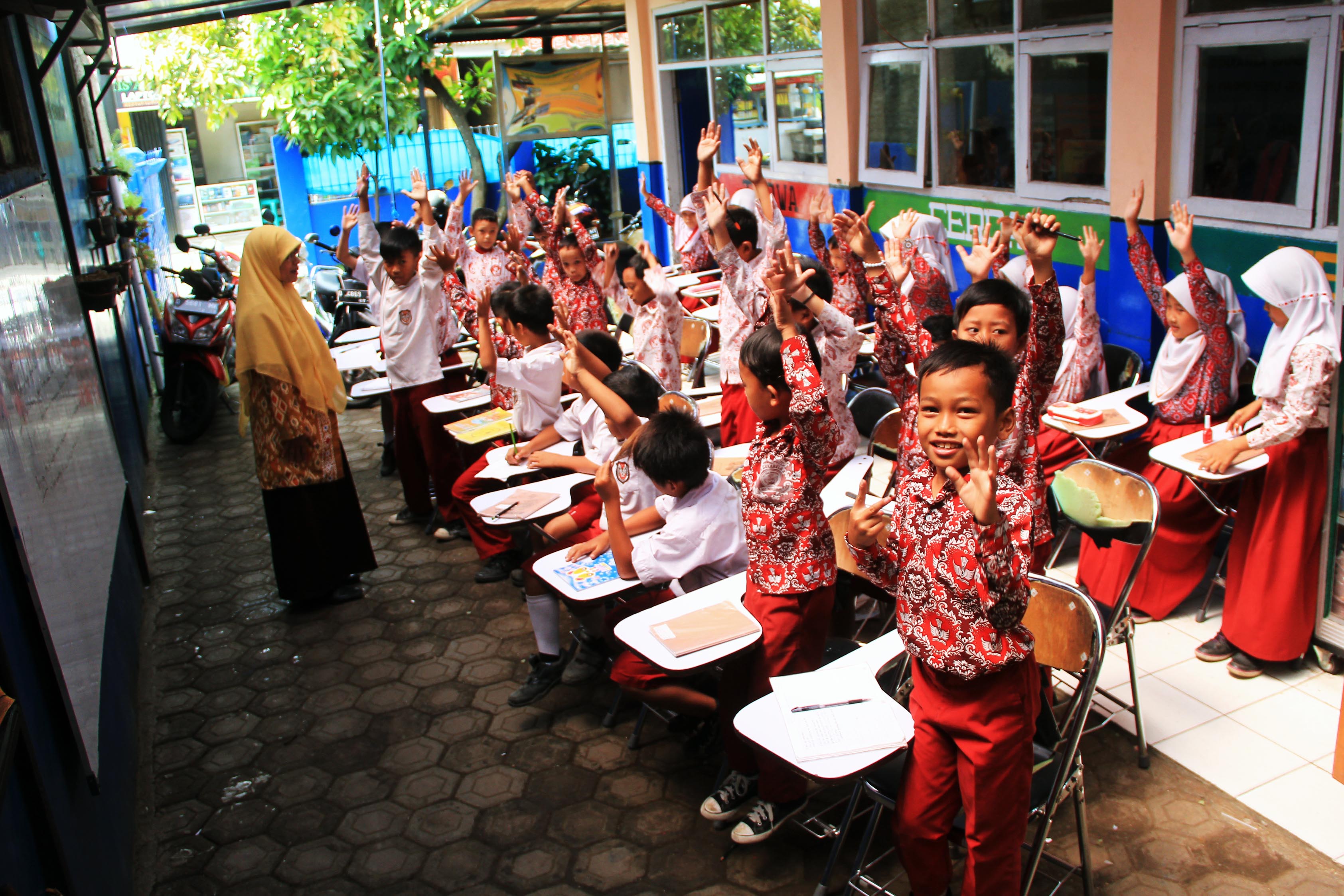 sebuah-sekolah-di-bandung-kekurangan-tempat-belajar-dan-mengajar_20160116_175439.jpg