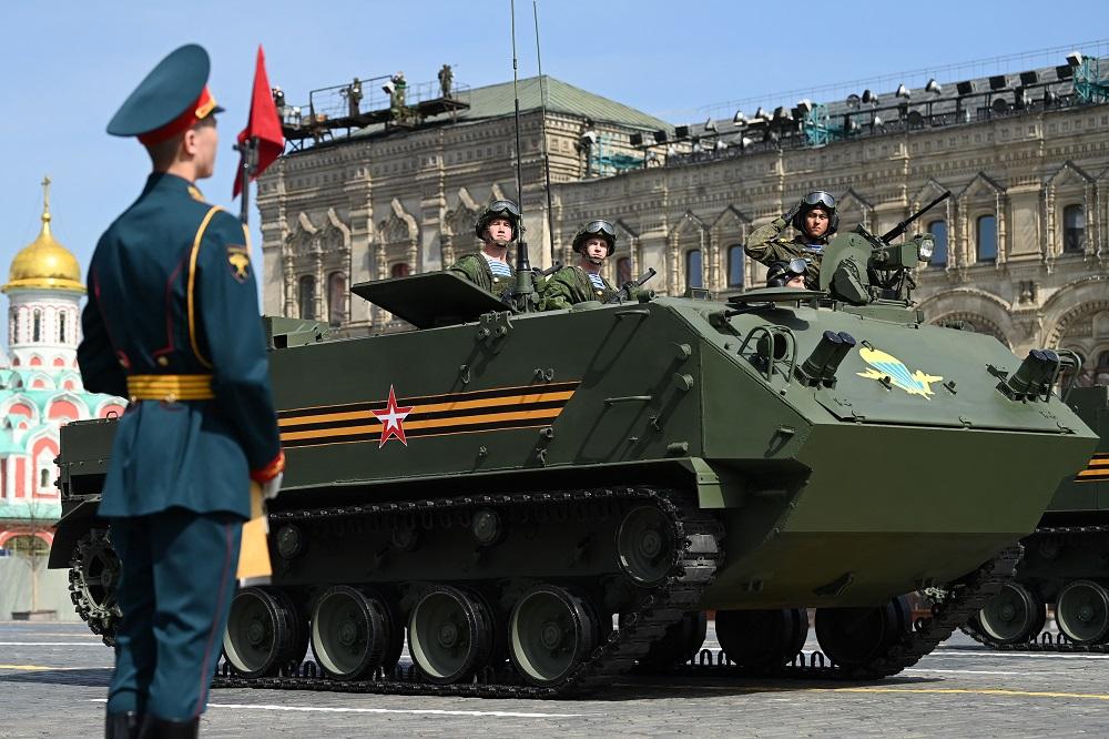 sebuah-tank-t-90m-rusia-dan-kendaraan-militer-lainnya-dalam-latihan-parade-militer-4-mei-2022.jpg