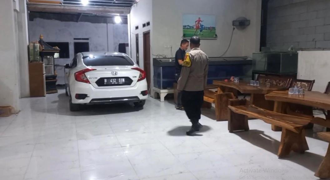 sedan-Honda-Civic-dengan-nomor-pev.jpg