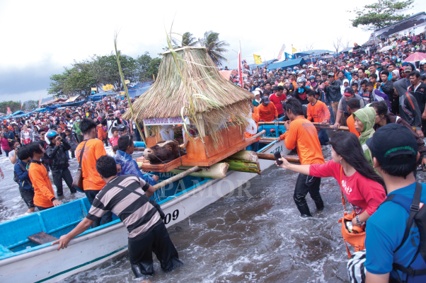 sedekah-laut-dan-gerebek-sure_20160305_233022.jpg