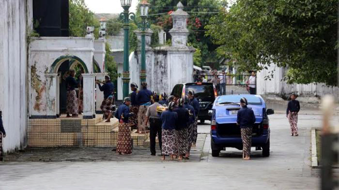 sejumlah-abdi-dalem-keraton-kasultanan-yogyakarta_20150506_112858.jpg