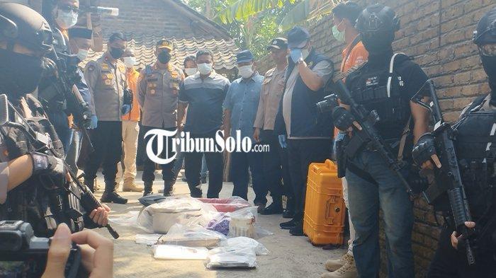 sejumlah-barang-yang-disita-oleh-densus-88-antiteror.jpg