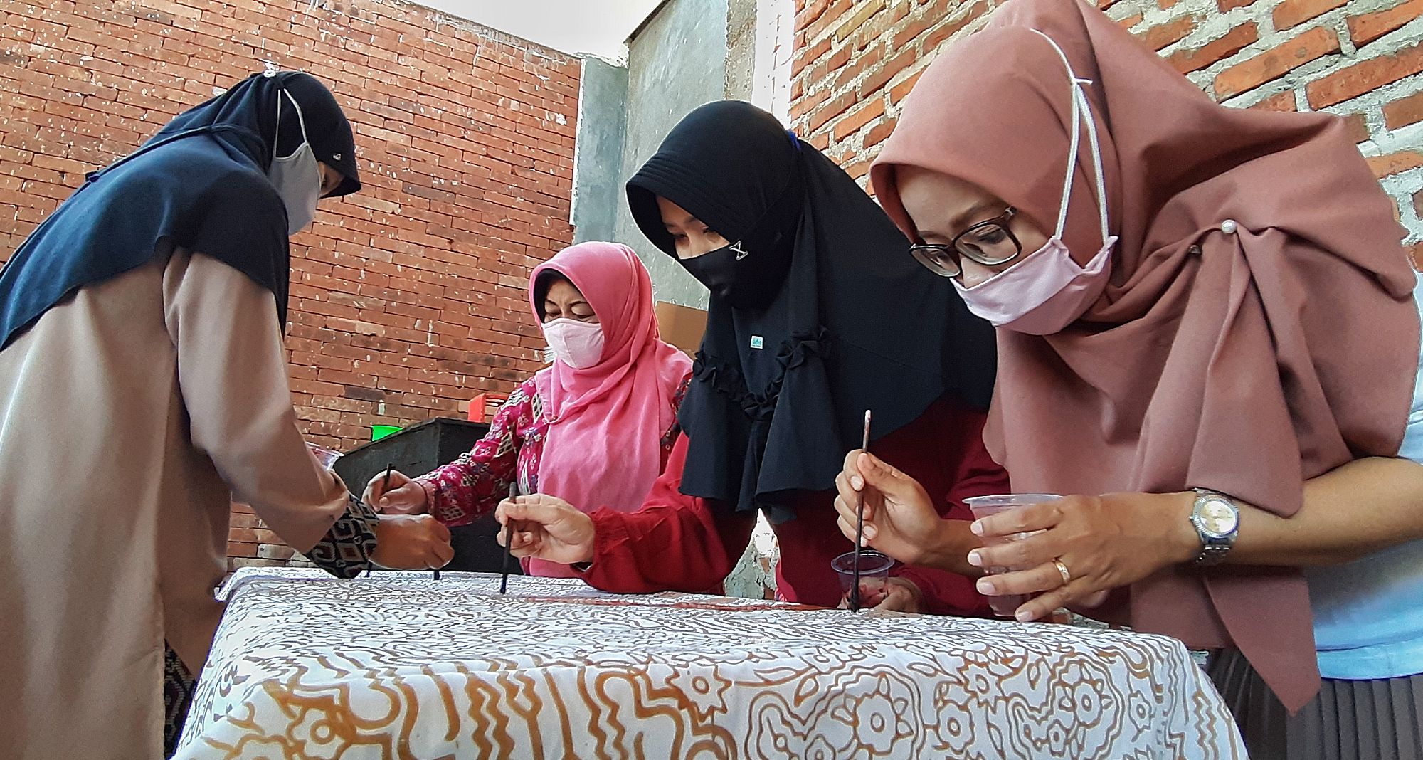 sejumlah-ibu-ibu-pkk-belajar-membatik_20200822_171726.jpg