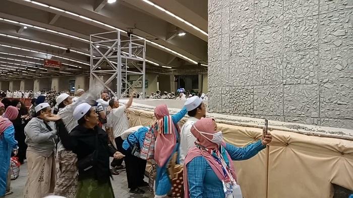 sejumlah-jemaah-haji-indonesia-melempar-jumrah-aqobah-di-jamarat.jpg