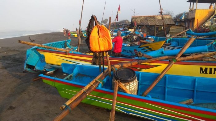 sejumlah-kapal-nelayan-di-pantai-depok-bantul-rusak-diterjang-gelombang-tinggi-kamis-1972018_20180721_151747.jpg