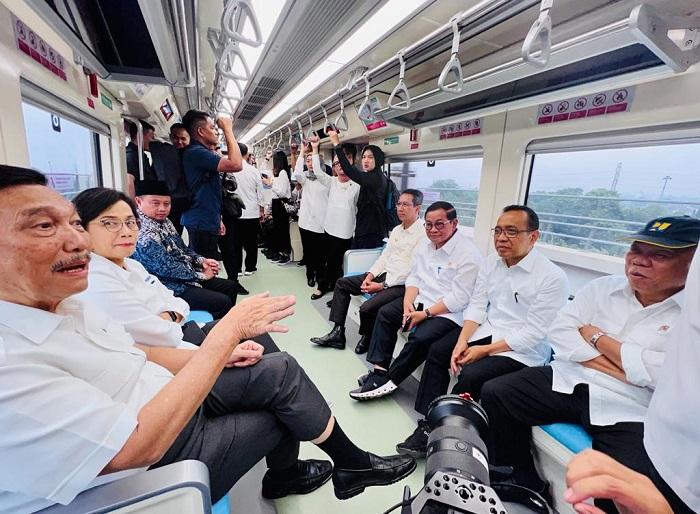 sejumlah-meteri-jokowi-menjajal-light-rail-transite.jpg