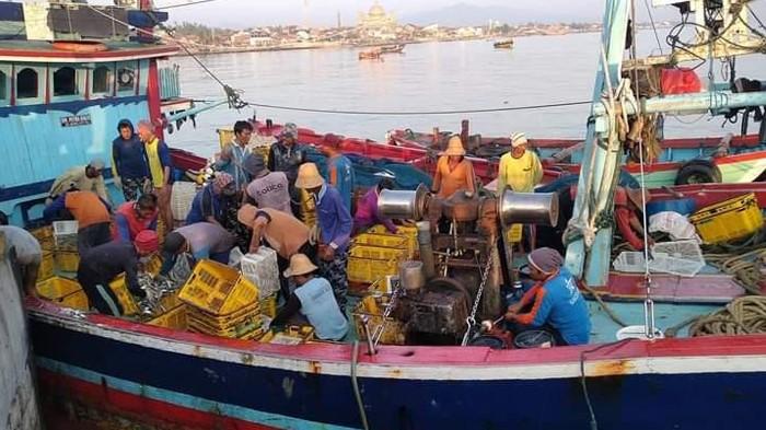 sejumlah-nelayan-pulang-dari-melaut-di-laut-jawa-inih.jpg