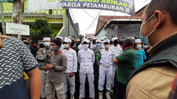sejumlah-orang-menghalang-halangi-polis.jpg