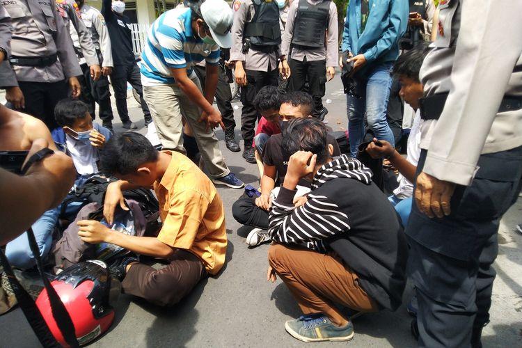sejumlah-pelajar-smk-diamankan-petugas-dari-kepolisian.jpg