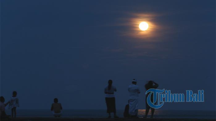 sejumlah-pengunjung-pantai-sanur-denpasar.jpg