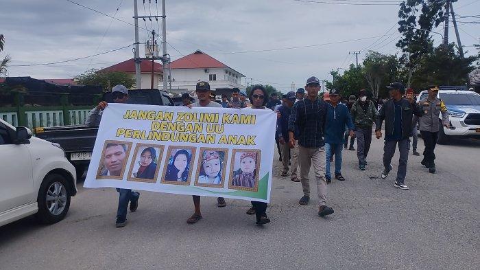 sejumlah-warga-dari-pihak-keluarga-korban-melakukan-longmarch-dari-pn-ppu.jpg