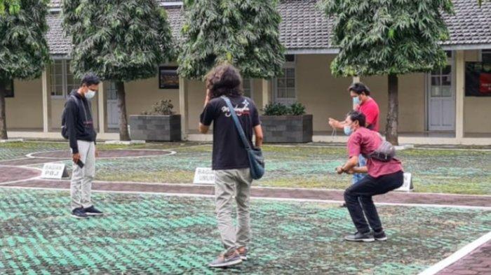 sejumlah-warga-di-kab-majalengka-mencari-tahu-fenomena-hari-tanpa-bayangan-rabu-332021.jpg