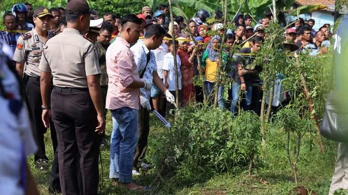 sejumlah-warga-ikut-menonton_20160726_153355.jpg