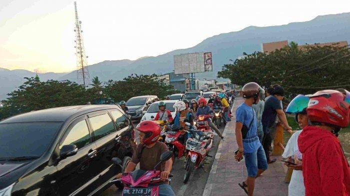 sejumlah-warga-singgah-di-jembatan-palu-1-melihat-buaya-rabu-2032019-sore.jpg