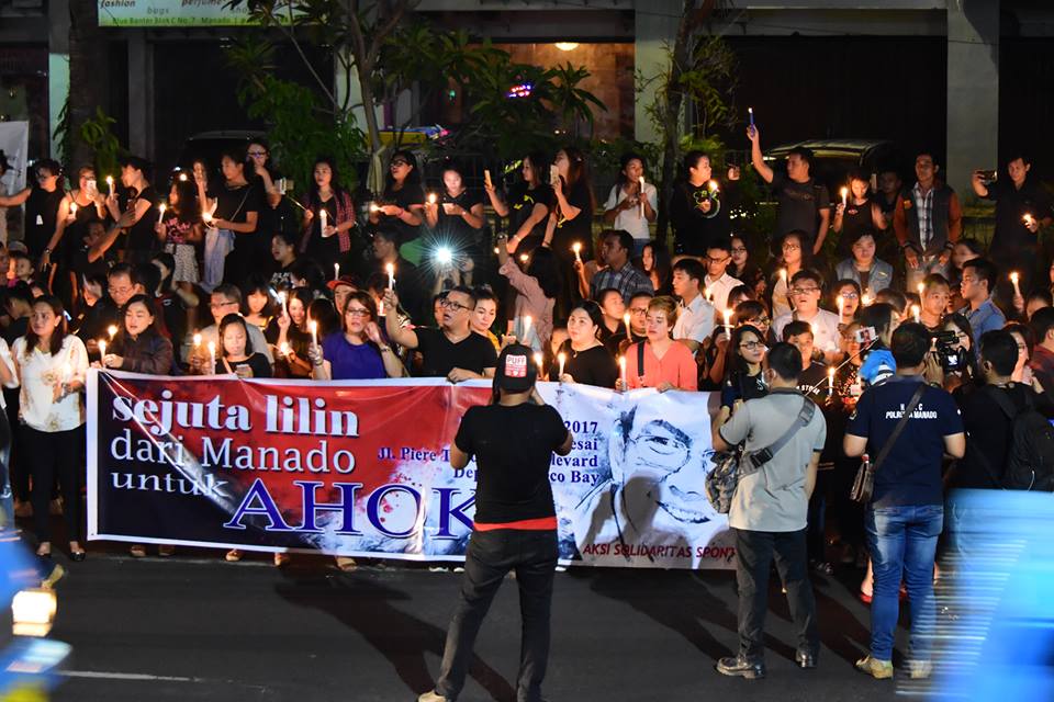 sejuta-lilin-untuk-ahok-dari-manado_20170510_230152.jpg