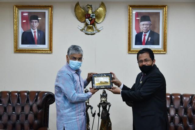 sekjen-dpr-ri-dubes-india.jpg
