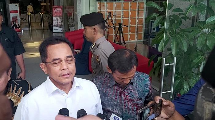 Sekjen DPR RI Indra Iskandar usai diperiksa KPK terkait kasus dugaan korupsi pengadaan furnitur rumah jabatan anggota DPR, Gedung KPK, Jakarta, Rabu (15/5/2024). Berikut rincian harta kekayaan Indra Iskandar, Sekjen DPR RI yang lolos dari status tersangka korupsi dilansir e-LHKPN