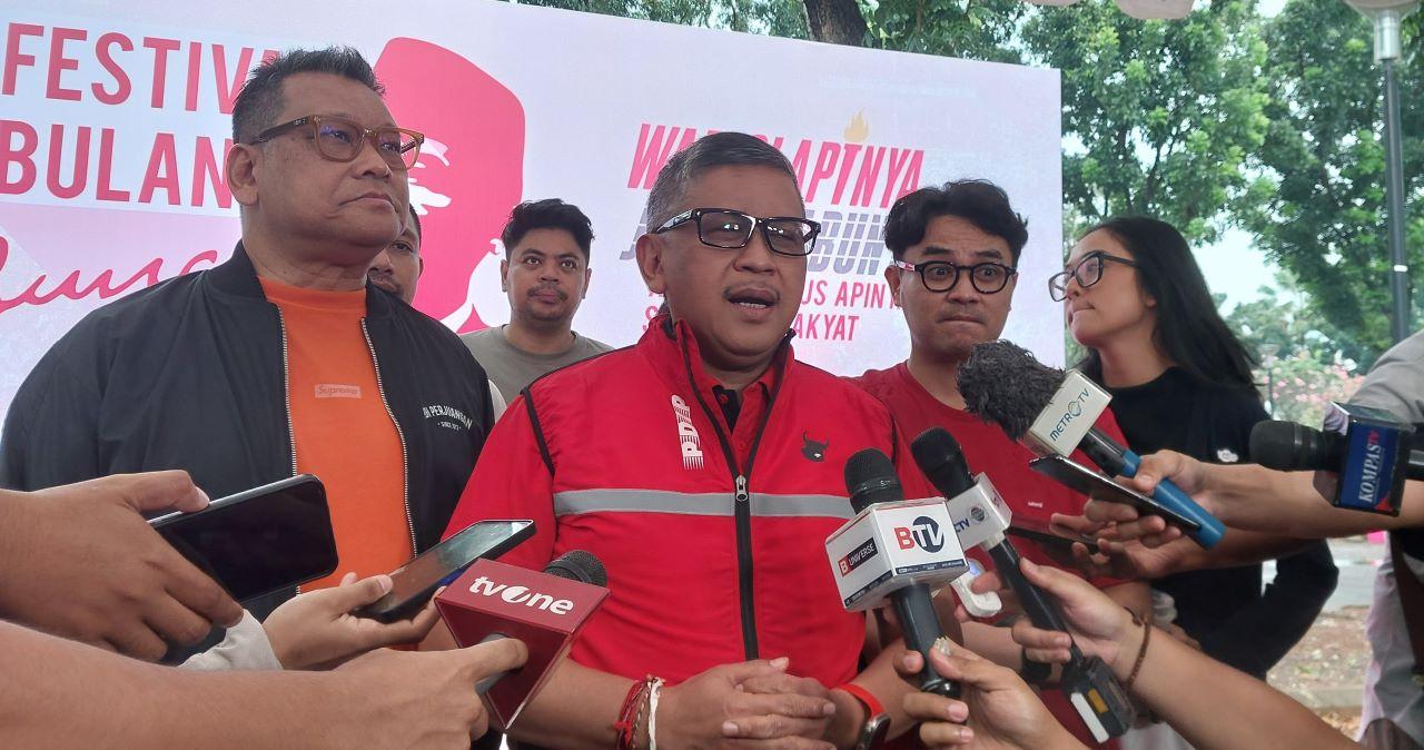 sekjen-pdip-hasto-kristiyanto-di-parkir-timur-senayan-jakarta.jpg