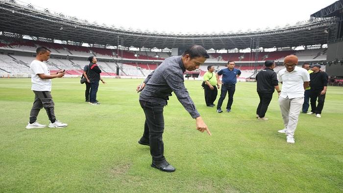 sekjen-pssi-yunus-nusi-ketika-meninjau-rumput-lapangan-di-stadion-gelora-bung-karno.jpg