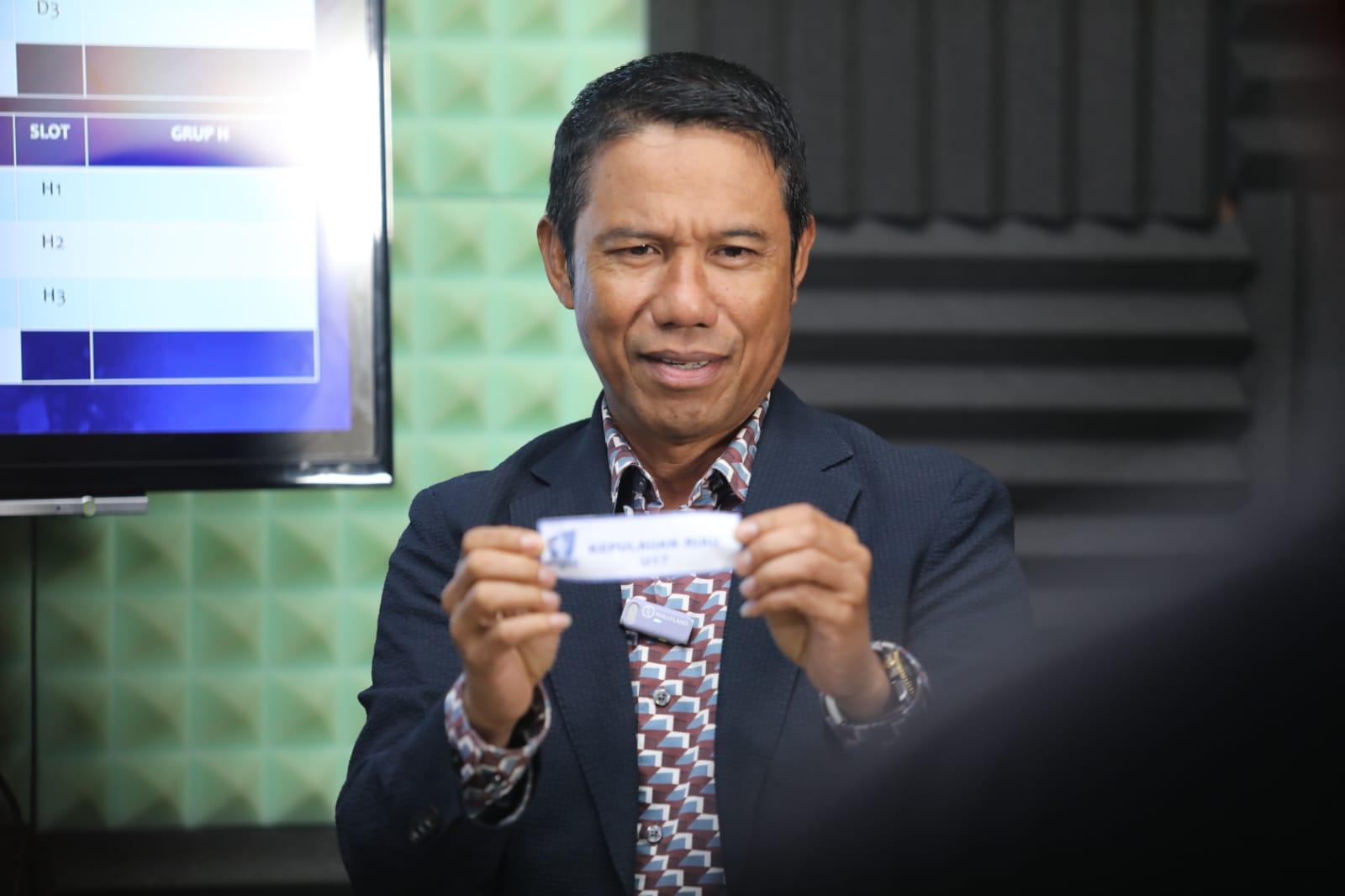 sekjen-pssi-yunus-nusi-saat-melakukan-drawing-piala-soeratin-putaran-nasional.jpg