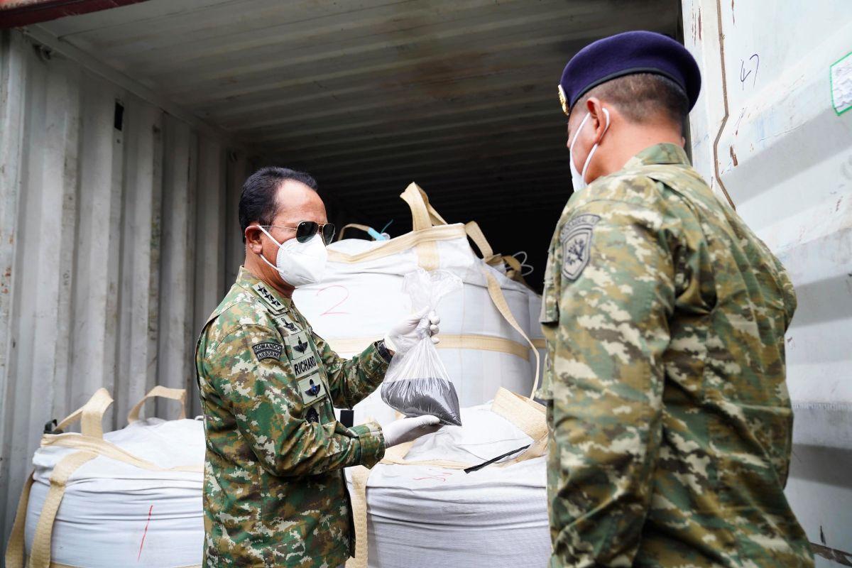 Kasum TNI dan Jampidsus Cek Kontainer Mineral Berunsur Radioaktif yang Diduga Akan Diselundupkan