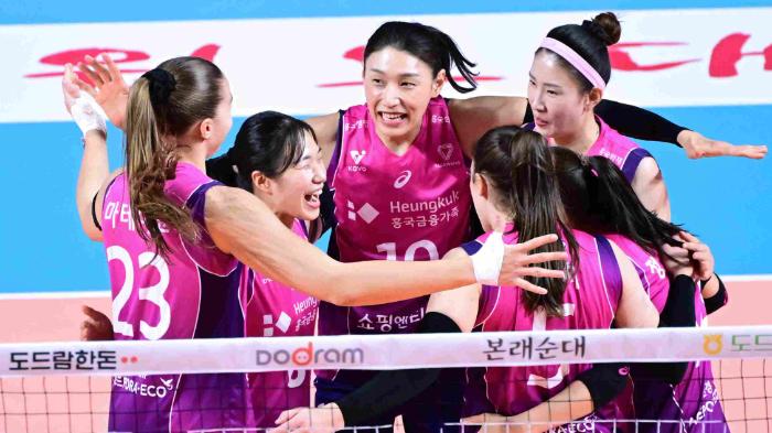 selebrasi-Kim-Yeon-koung-bersama-para-pemain-Pink-Spiders.jpg
