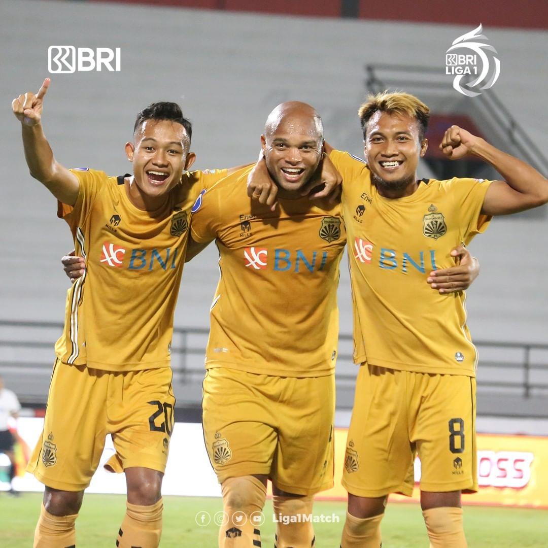 selebrasi-bek-bhayangkara-fc-anderson-salles-tengah-bersama-muhammad-hargianto-dan-sani-rizky.jpg