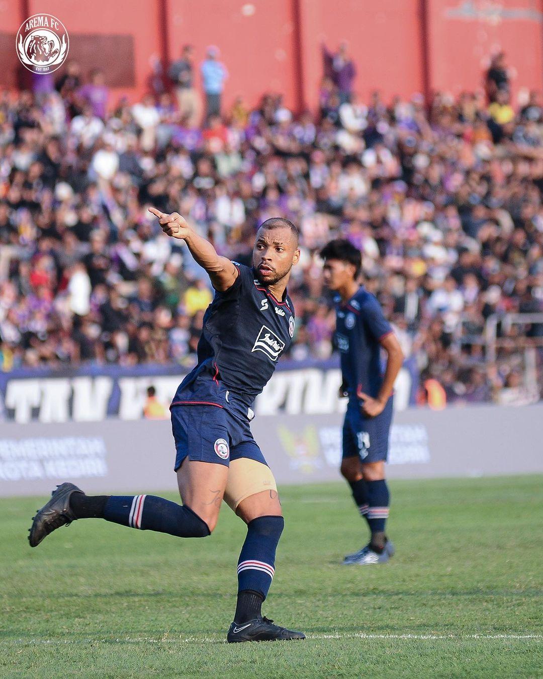 selebrasi-bomber-arema-fc-gustavo-almeida-setelah-mencetak-gol-ke-gawang-persik.jpg