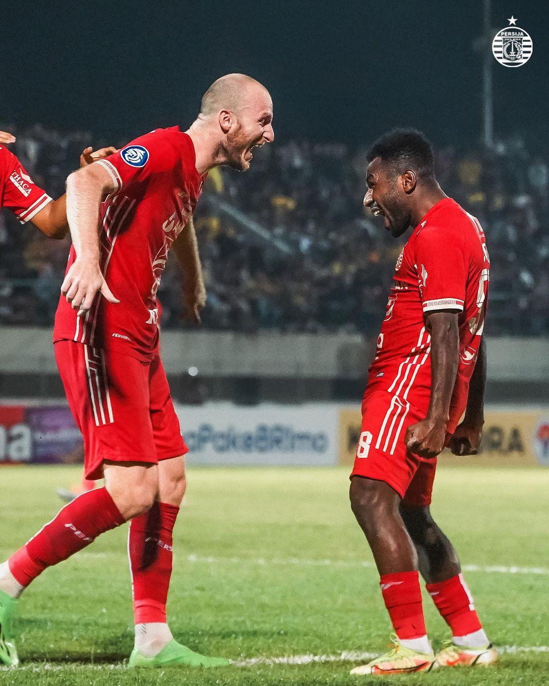 selebrasi-dua-pemain-persija-jakarta-michael-krmencik-kiri-dan-ricky-cawor-kanan.jpg