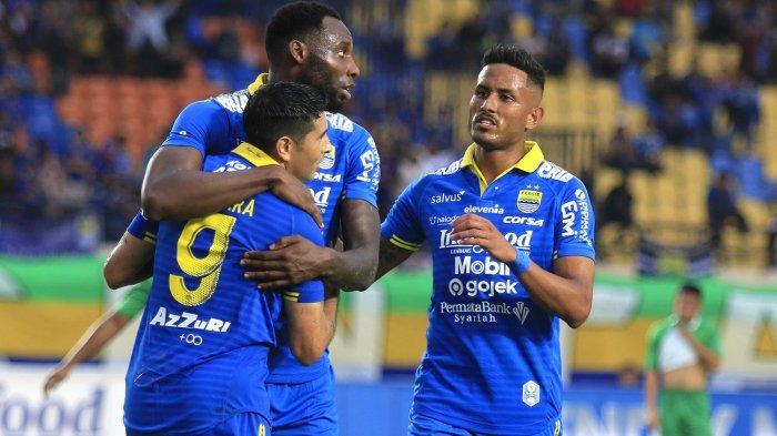 selebrasi-geoffrey-castillion-bersama-esteban-vizcarra-dan-wander-luiz-2.jpg