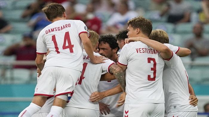 selebrasi-gol-para-pemain-denmark-melawan-ceko.jpg