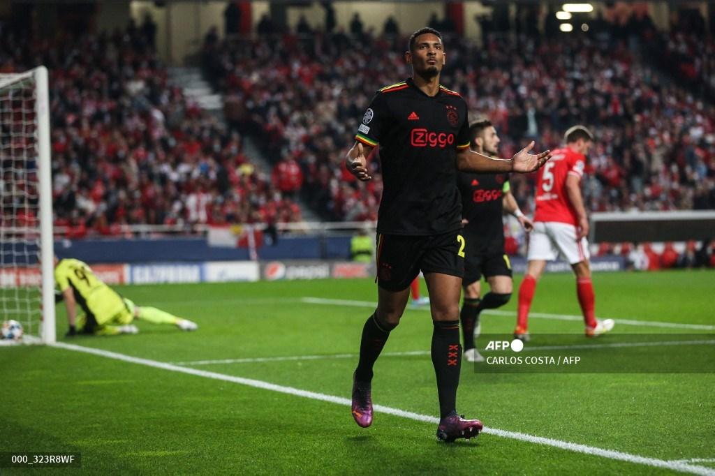 selebrasi-ketika-sebastian-haller-mencetak-gol-ke-gawang-benfica.jpg