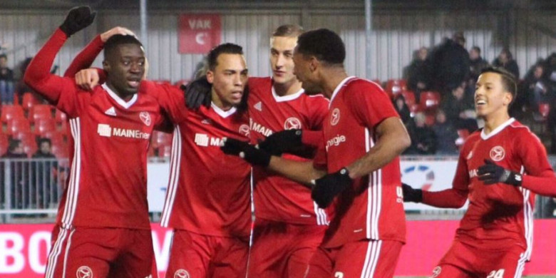 selebrasi-para-pemain-almere-city_20180221_000629.jpg